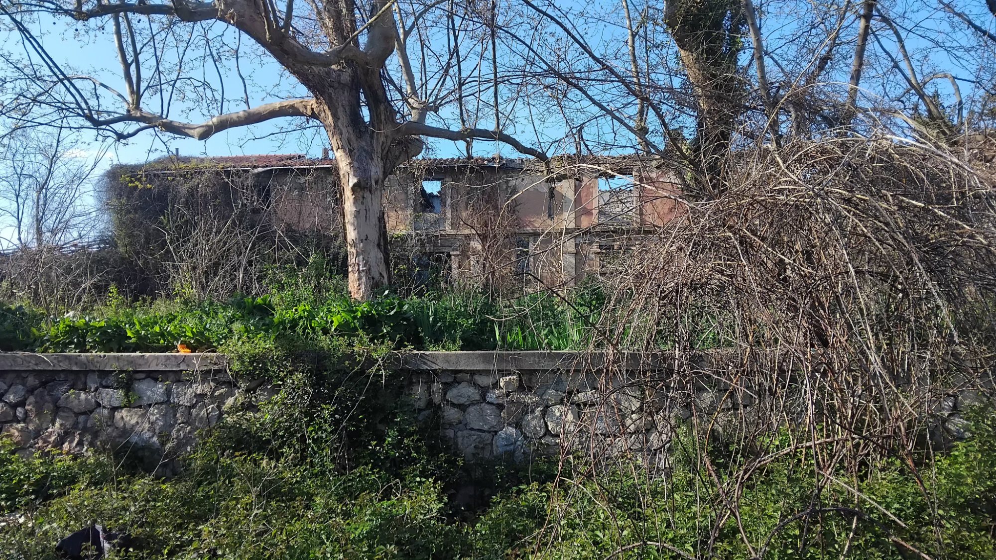 Sans nom — Lieu abandonné en Provence-Alpes-Côte d'Azur