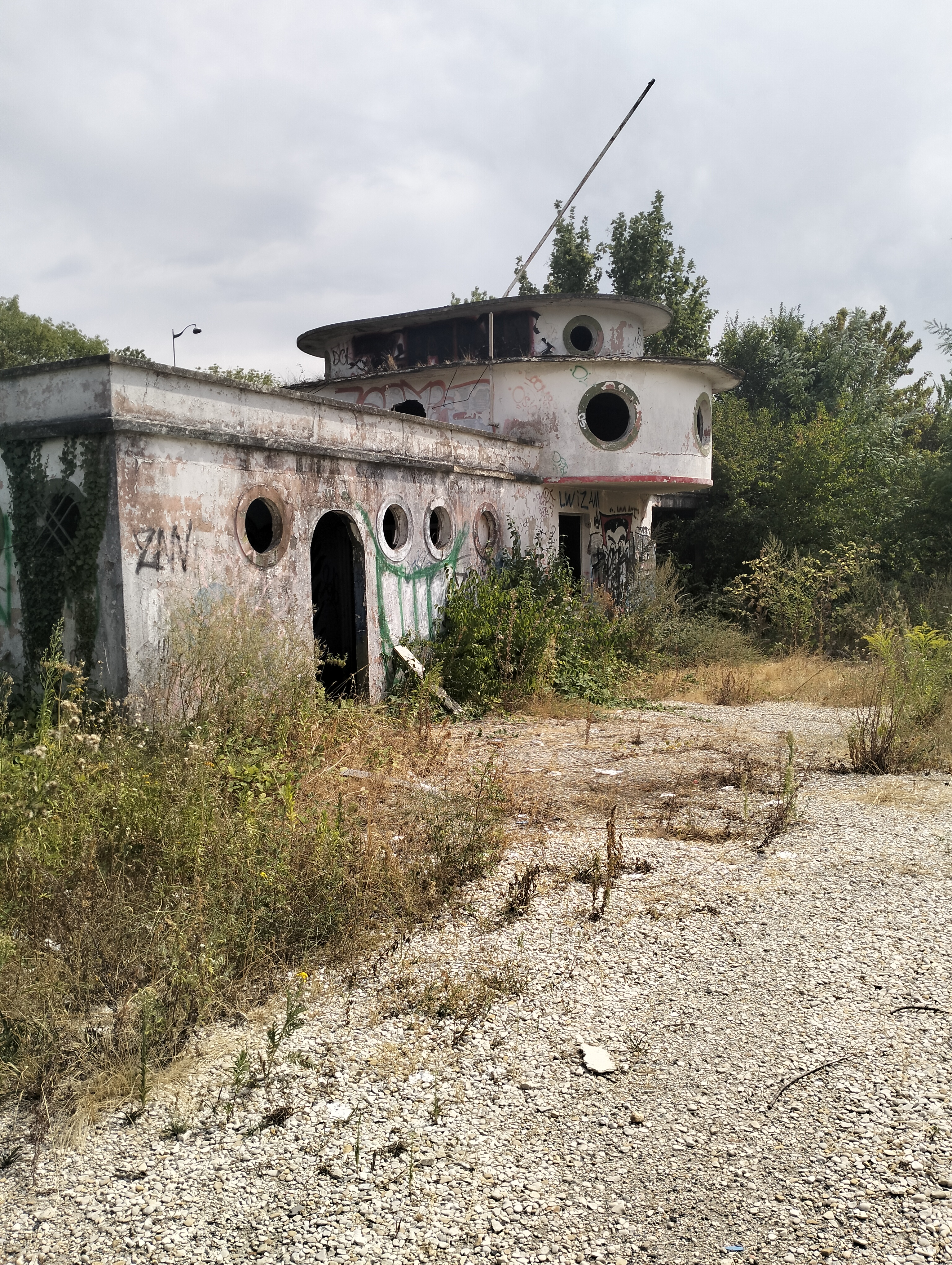 Ancienne piscine parc de loisirs — Piscine abandonné en Île-de-France