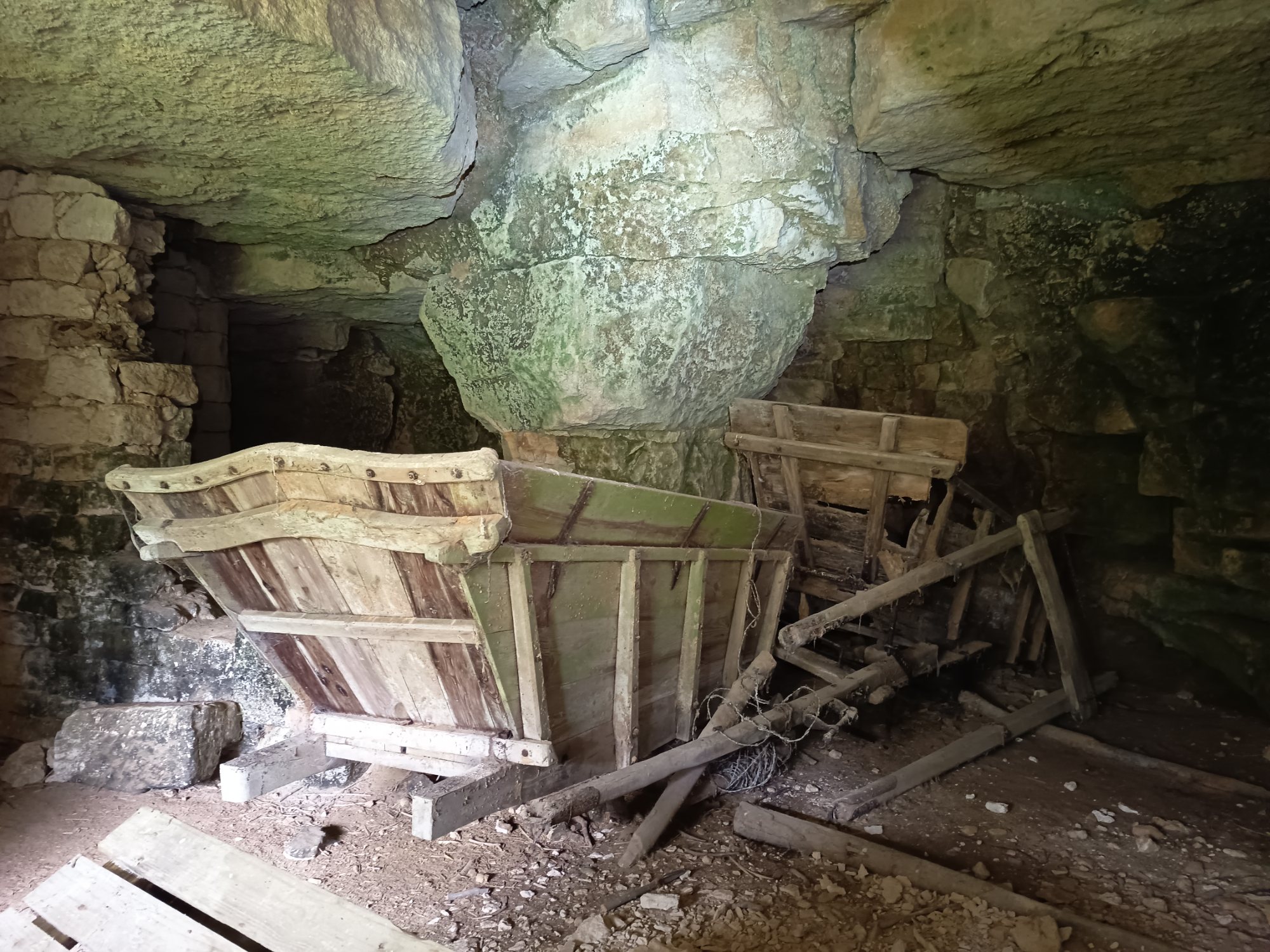 La grotte aux calèches — Maison abandonnée en Île-de-France