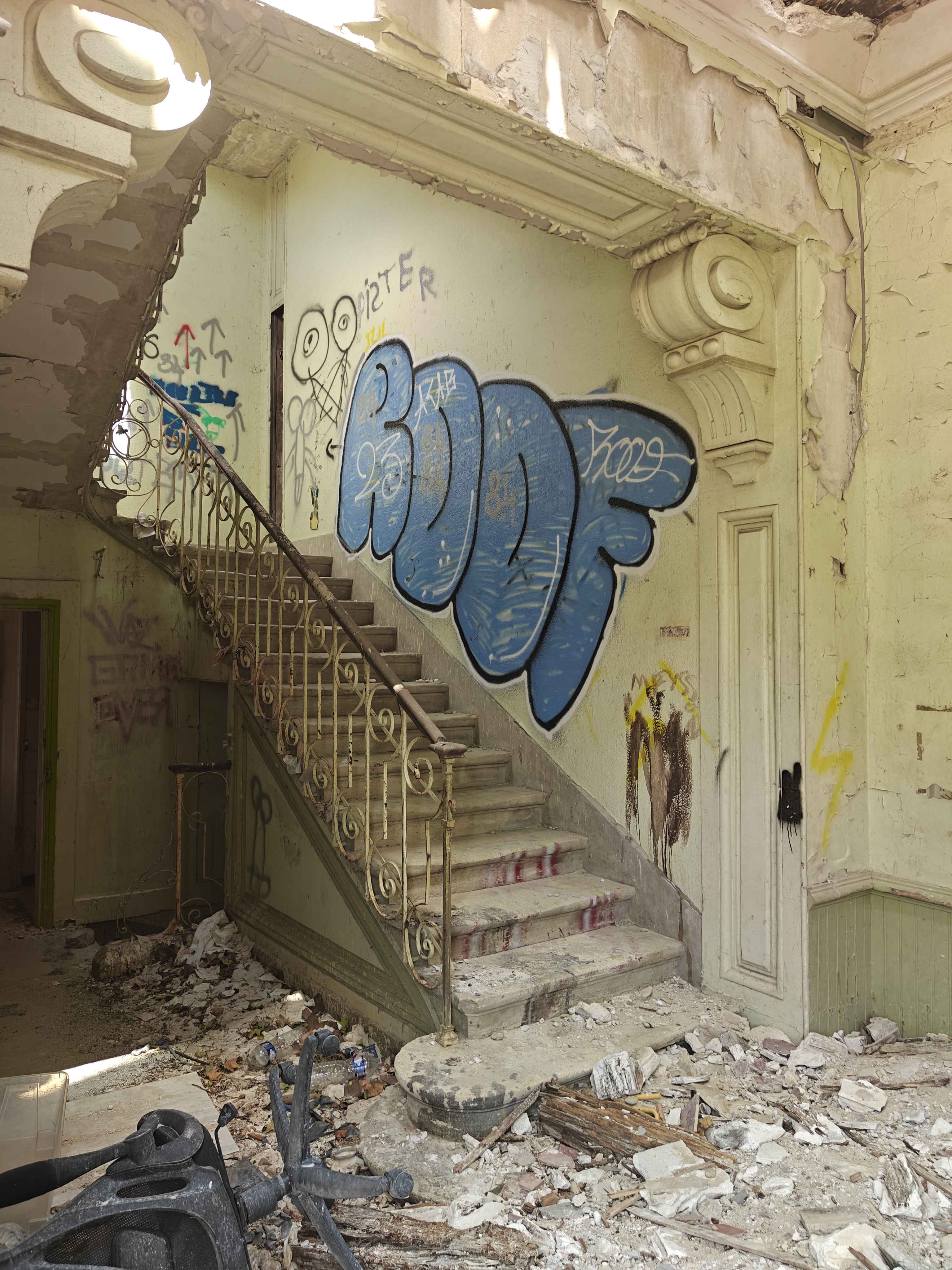 Ancien Manoir — École abandonnée en Provence-Alpes-Côte d'Azur