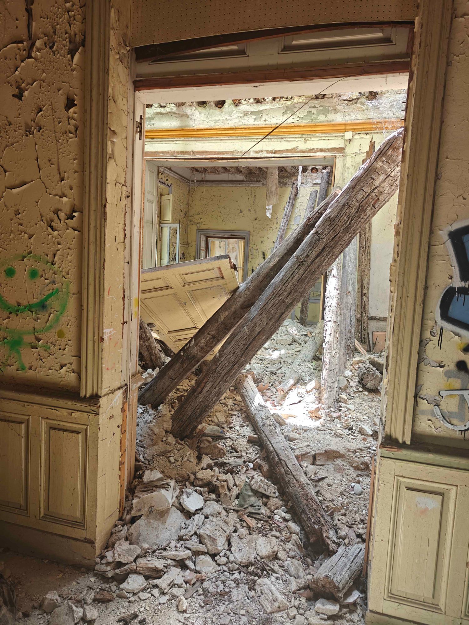 Ancien Manoir — École abandonnée en Provence-Alpes-Côte d'Azur