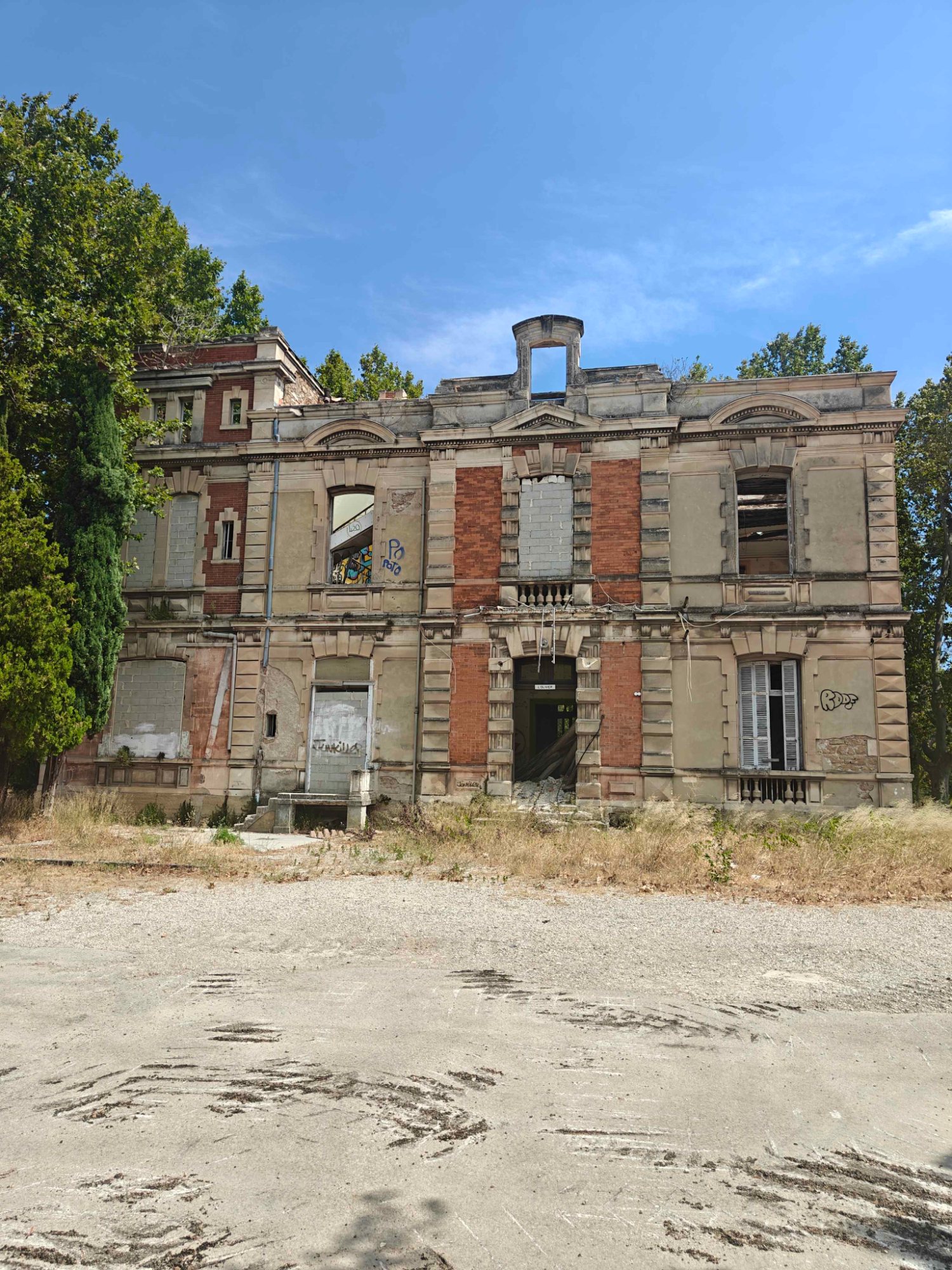 Ancien Manoir — École abandonnée en Provence-Alpes-Côte d'Azur