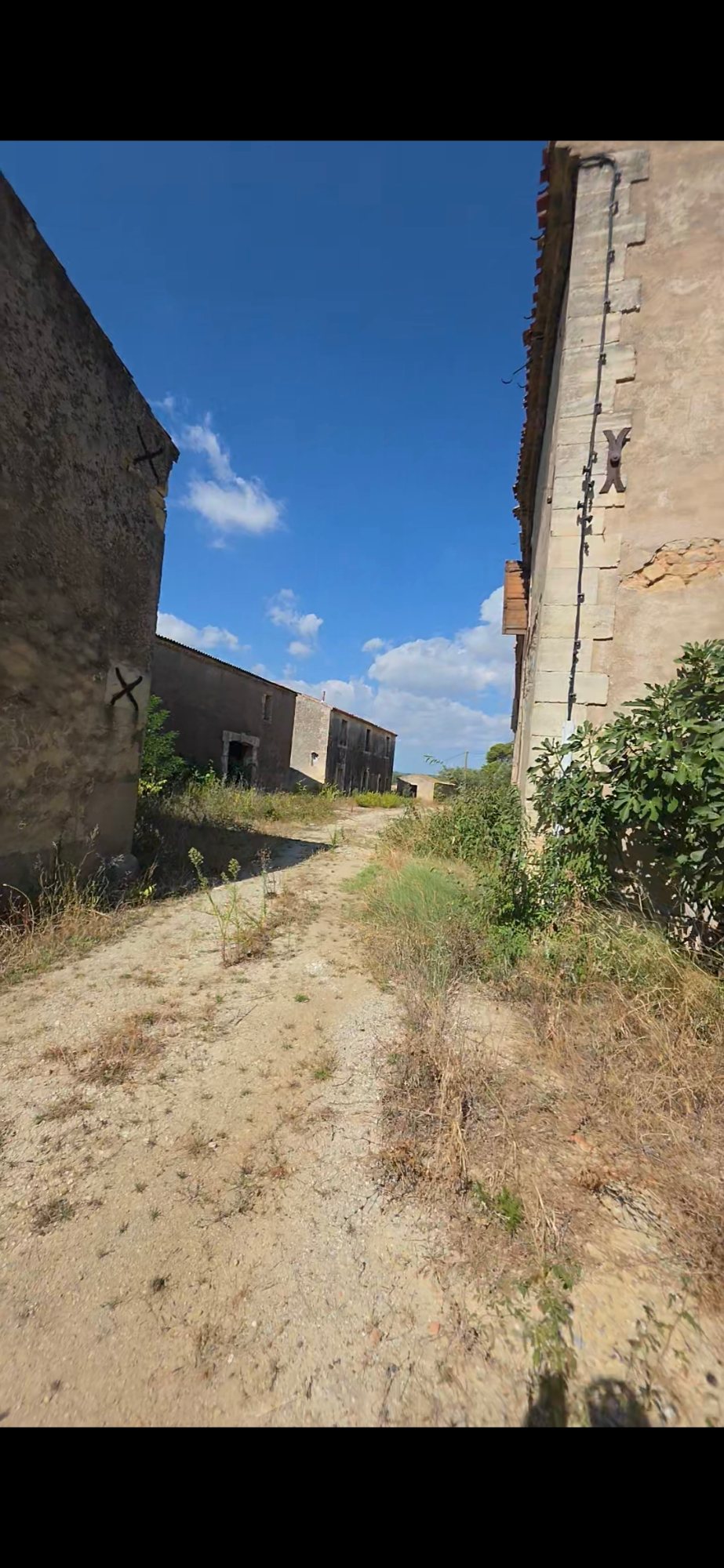 LE HANGAR AUX VEHICULES — Hangar abandonné en Occitanie