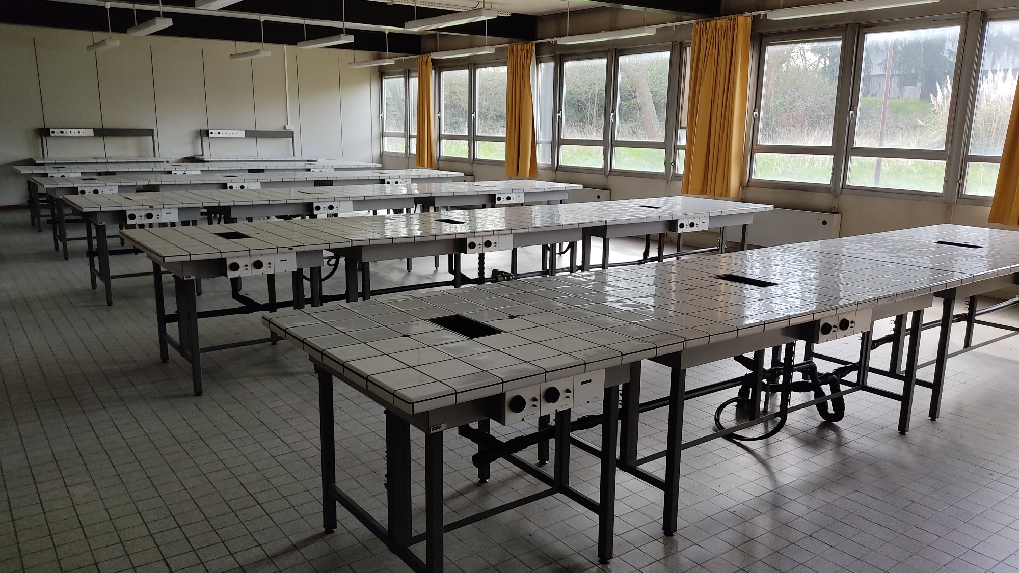 Faculté de pharmacie abandonnée — Université abandonnée