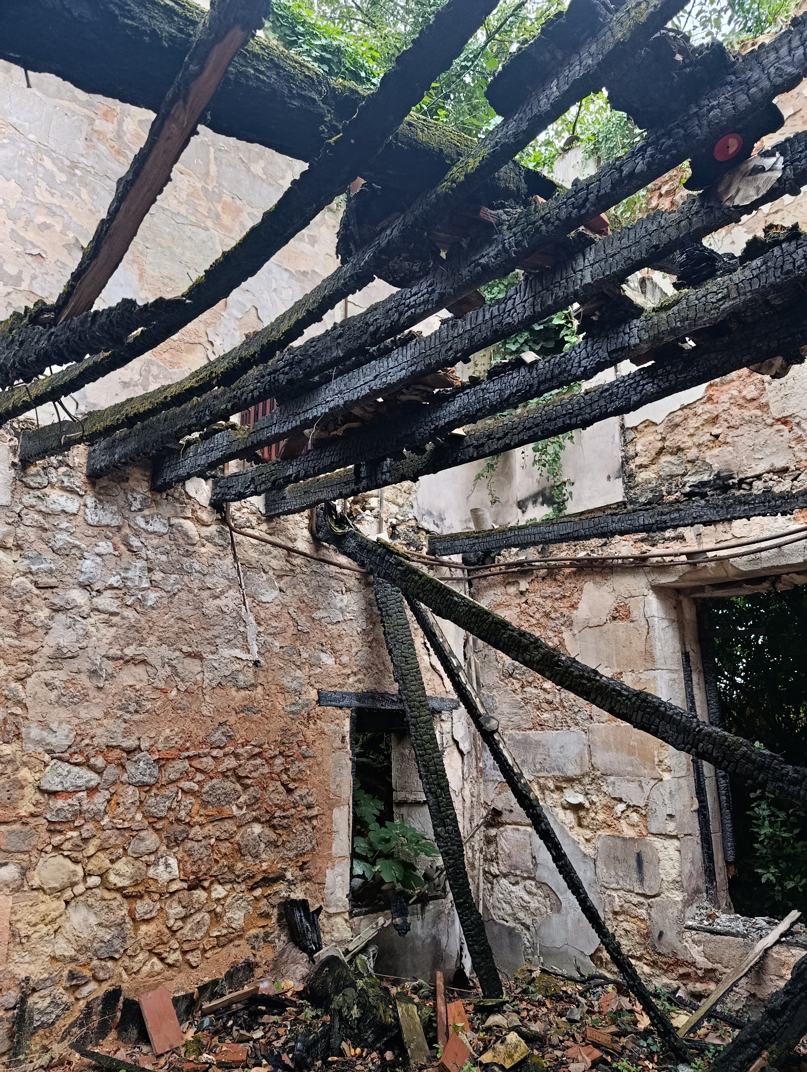 Maison brûlée en ruine — Maison de maître