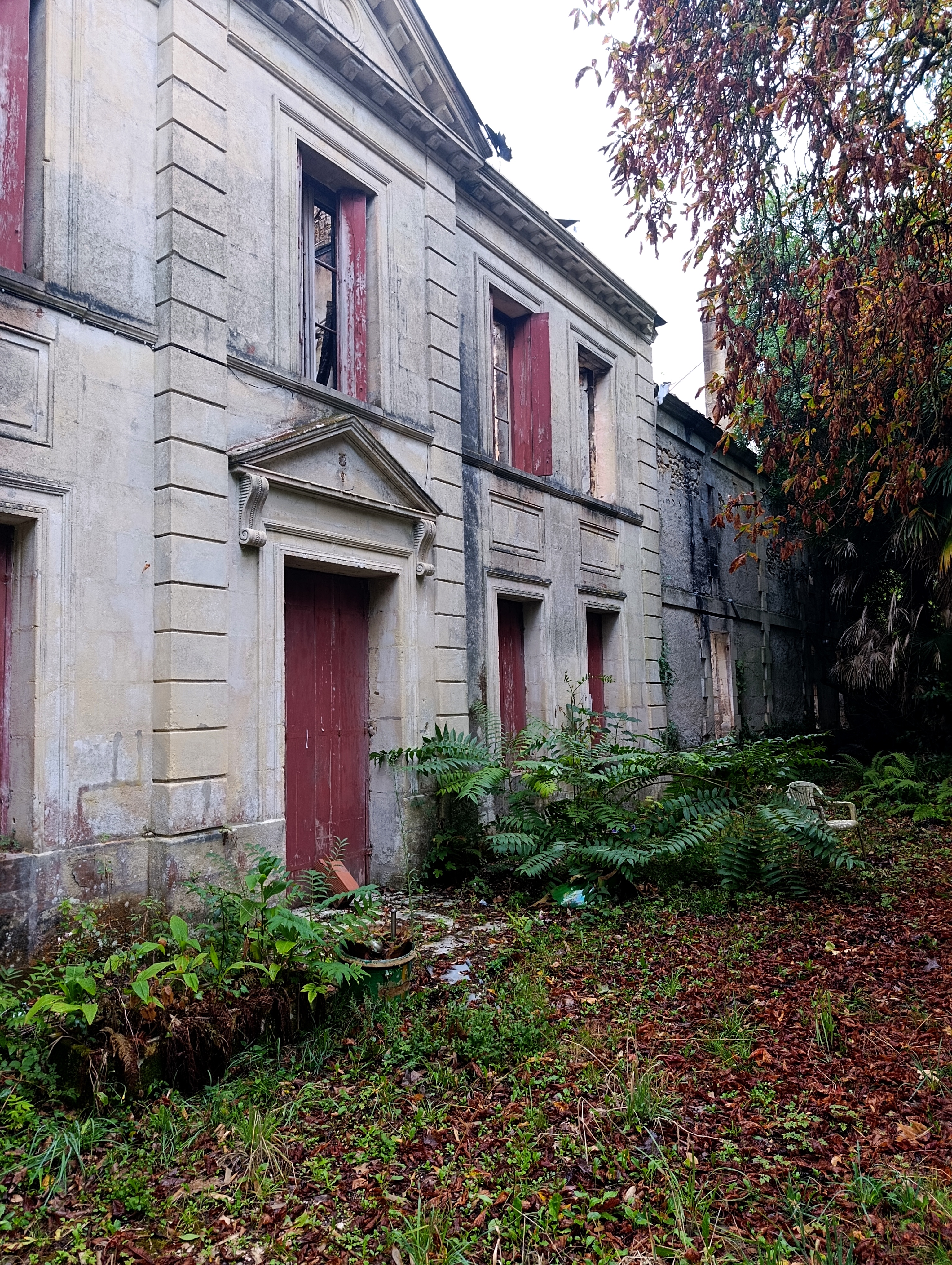 Maison brûlée en ruine — Maison de maître