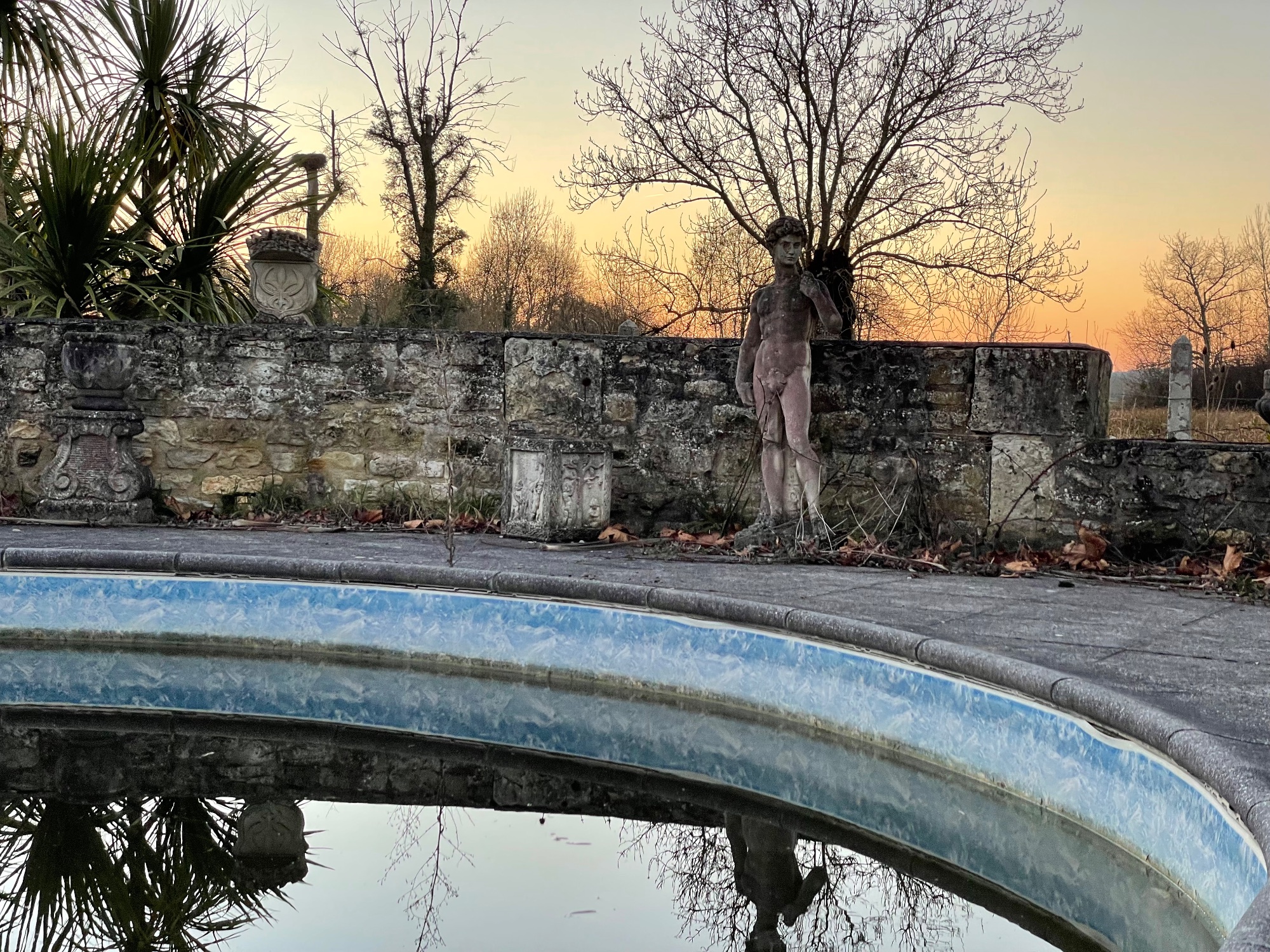 Manoir isolé — Manoir abandonné