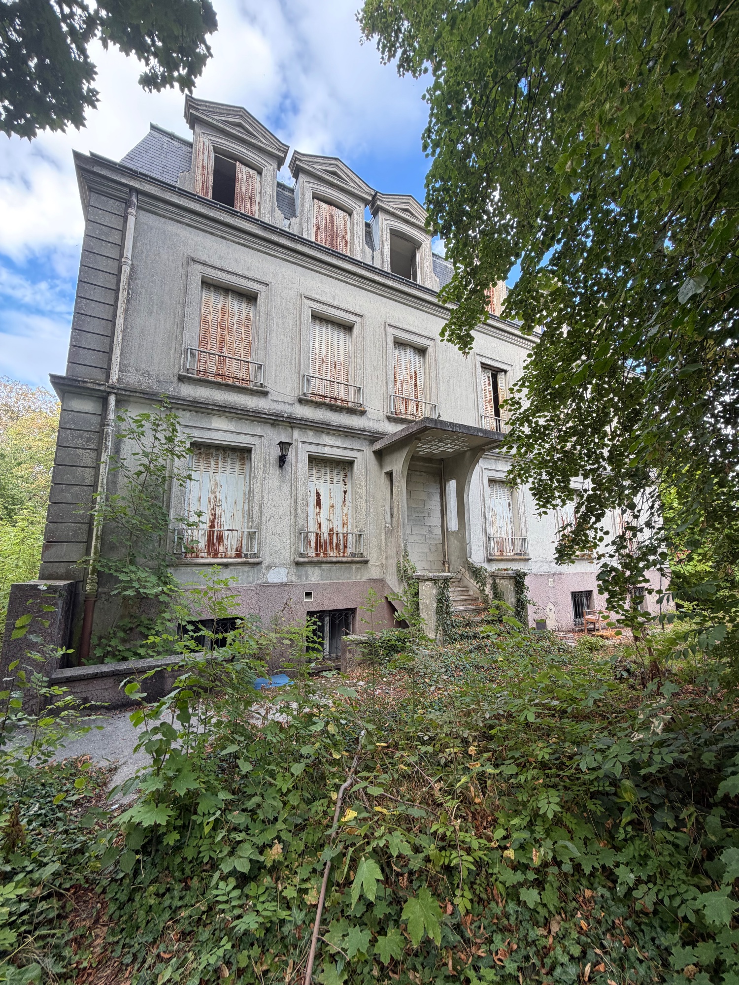 Ancienne maison de retraite — Maison abandonnée