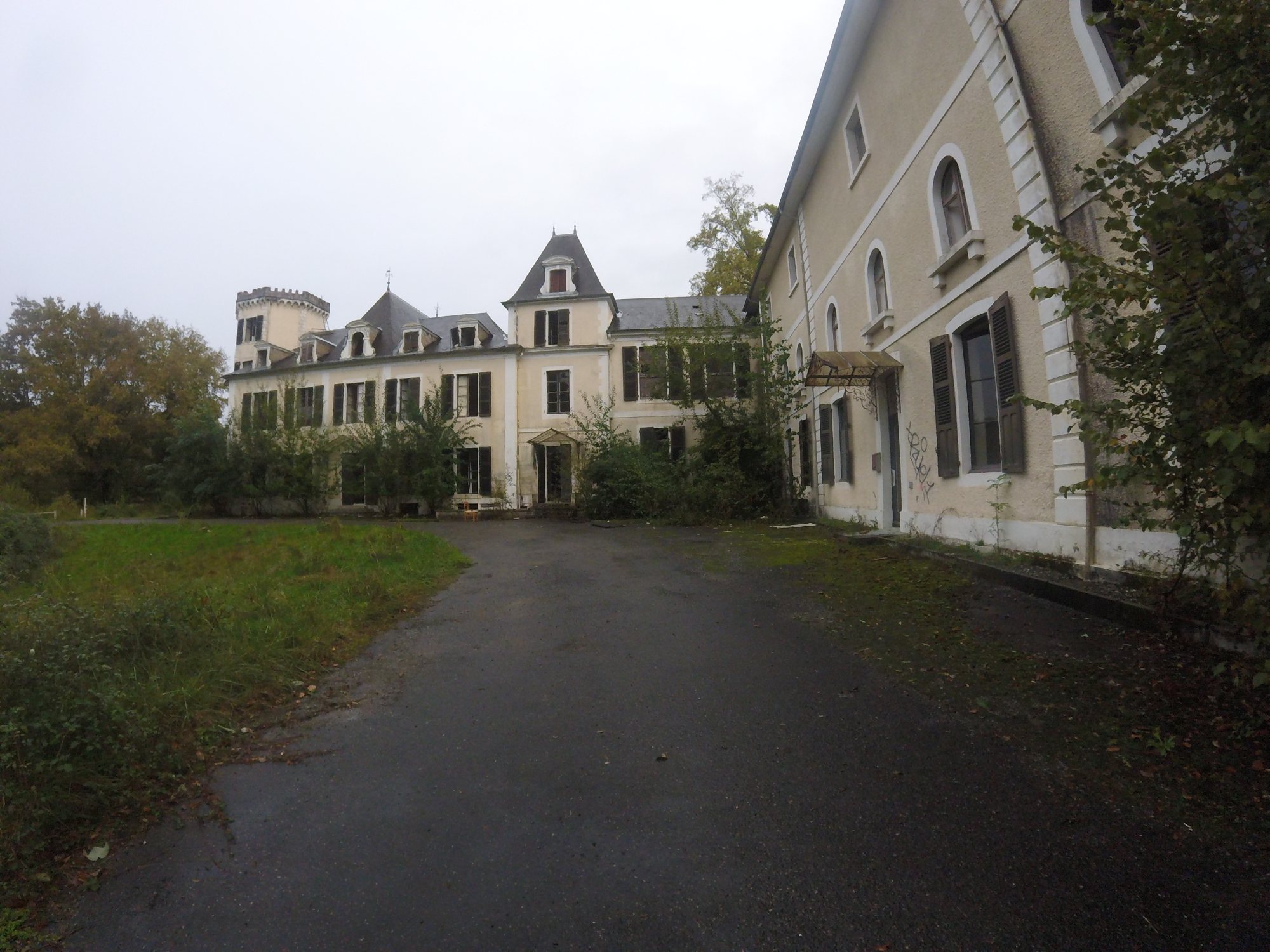 Ancien centre de formation / domaine — Manoir abandonné